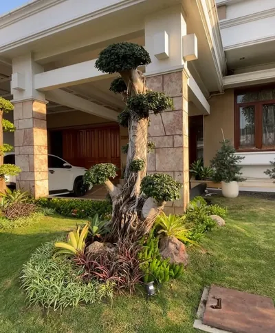 Instalasi bonsai halaman depan pilar carport minimalis Bikin Taman