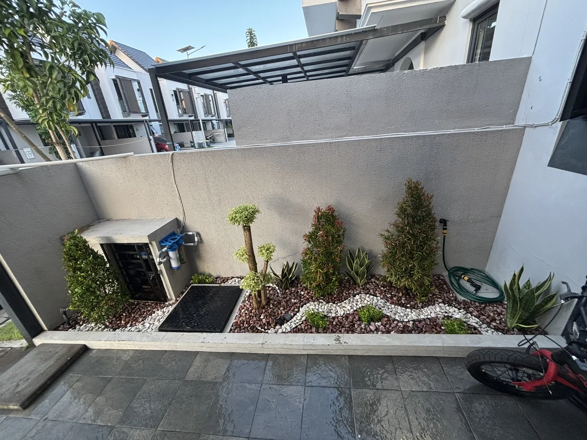 Courtyard & Taman Samping