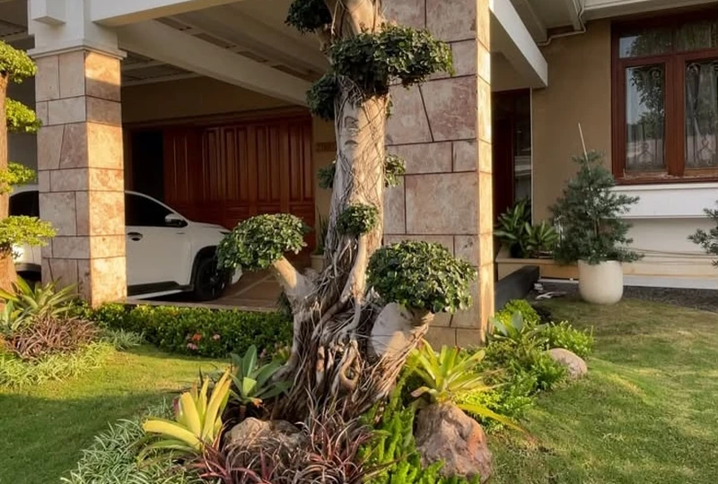 Penataan taman rumah dan instalasi bonsai pilar carport asri oleh Bikin Taman Gresik